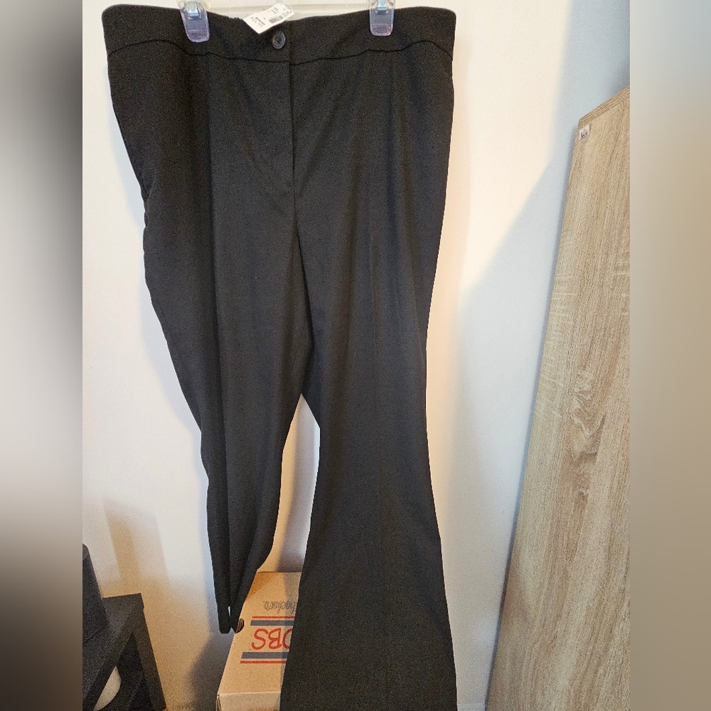 Penningtons Size 22 Plus size  Flare leg black pants NWT
